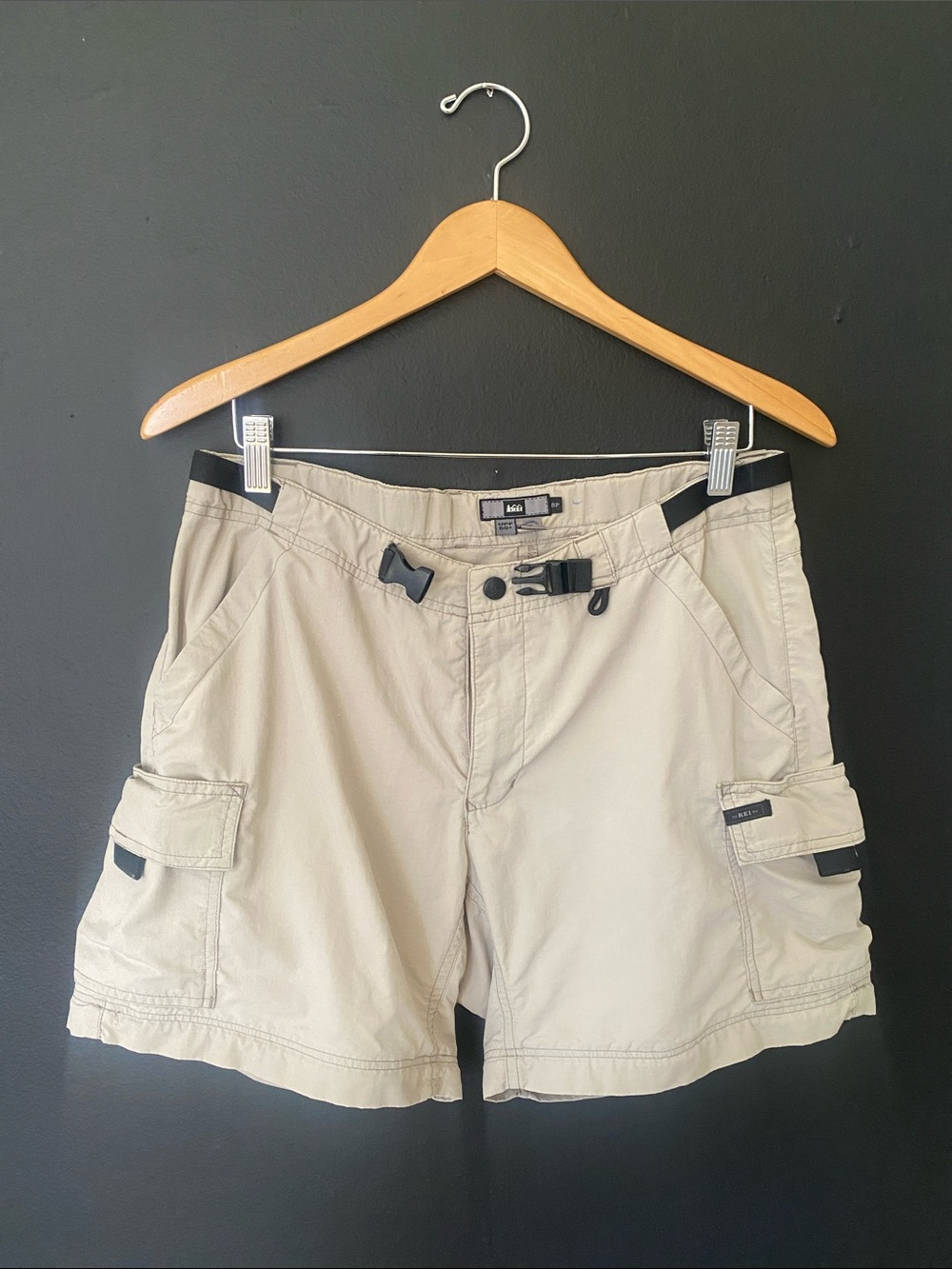 REI Tan Women’s Utility Cargo Shorts with Integrated Belt for Hiking and Campung